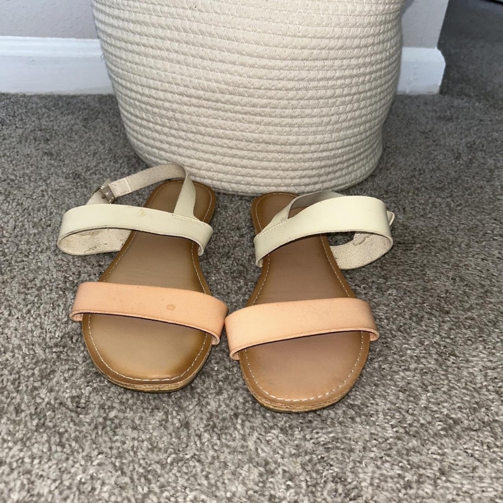 Old Navy Women's Tan and White Sandals